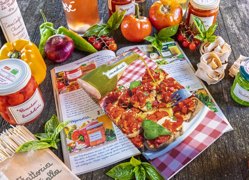 Das Handbuch, das von der Fattoria und ihren Erzeugnissen erzählt - Verkostungen, Tipps zur Verwendung, Rezepte, Nährwertangaben...
